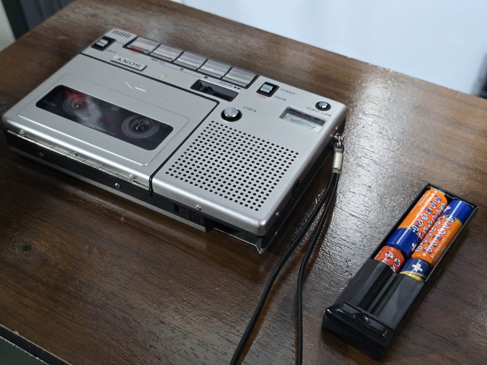SONY TC-150, Casetofon recorder portabil retro argintiu, full metal