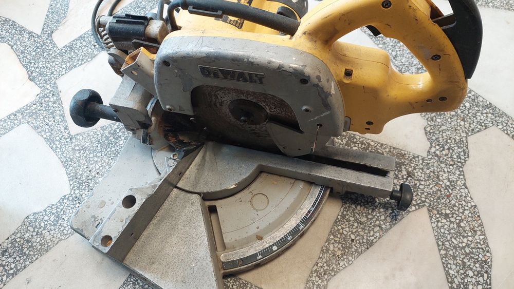 Ръчен Циркуляр DeWalt DW 700