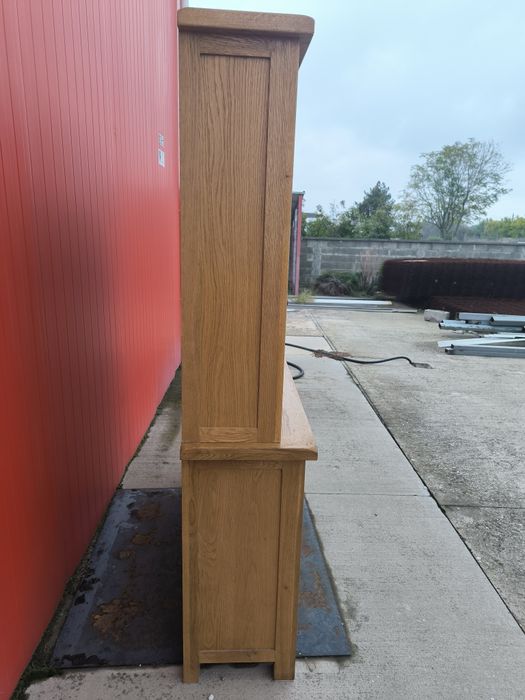 Шкаф от масивен дъб