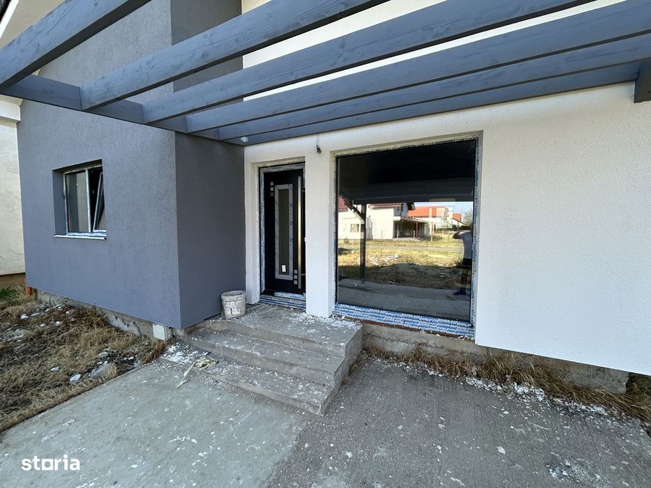 Vand vila noua in Fantanele,cartier nou,la nivel, st.310 mp.3 camere.