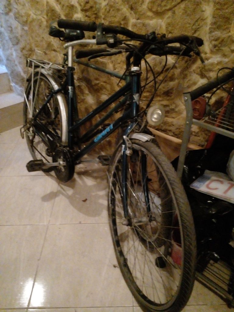 Vand doua biciclete vechi
