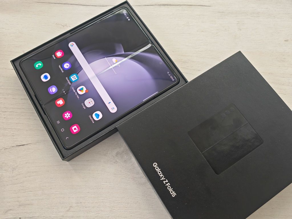 Като нов/Samsung Galaxy Z Fold5/5G 12GB RAM 256GB ROM Гаранция