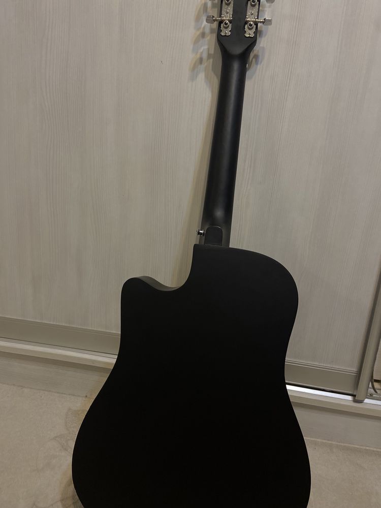 Черная матовая гитара