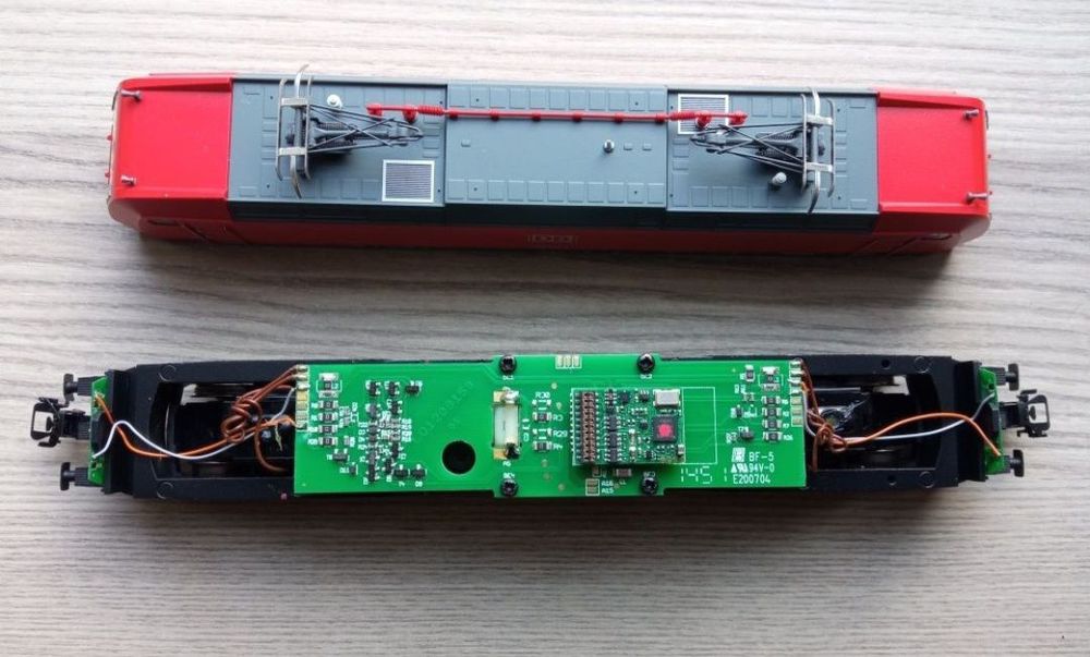 Trix Locomotiva digitala BR 185 digitala scara HO 

Tracțiune integral