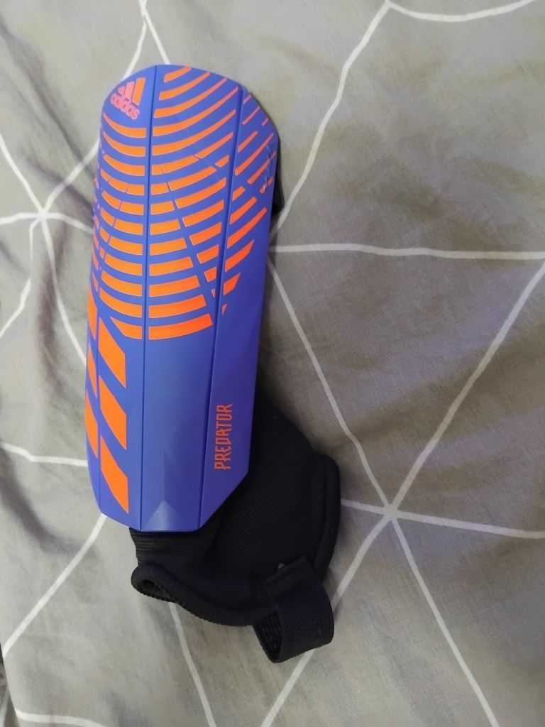 Продавам кори за футбол на adidas predator.