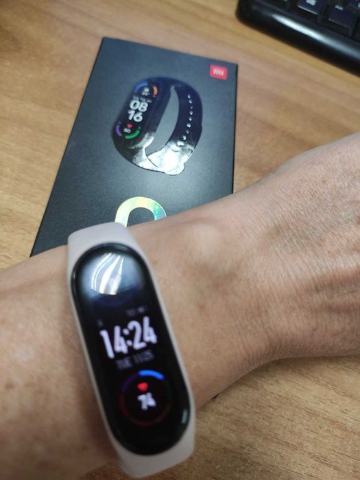 Mi Smart Band 6 + 45 гривни за него в най различни цвитове.