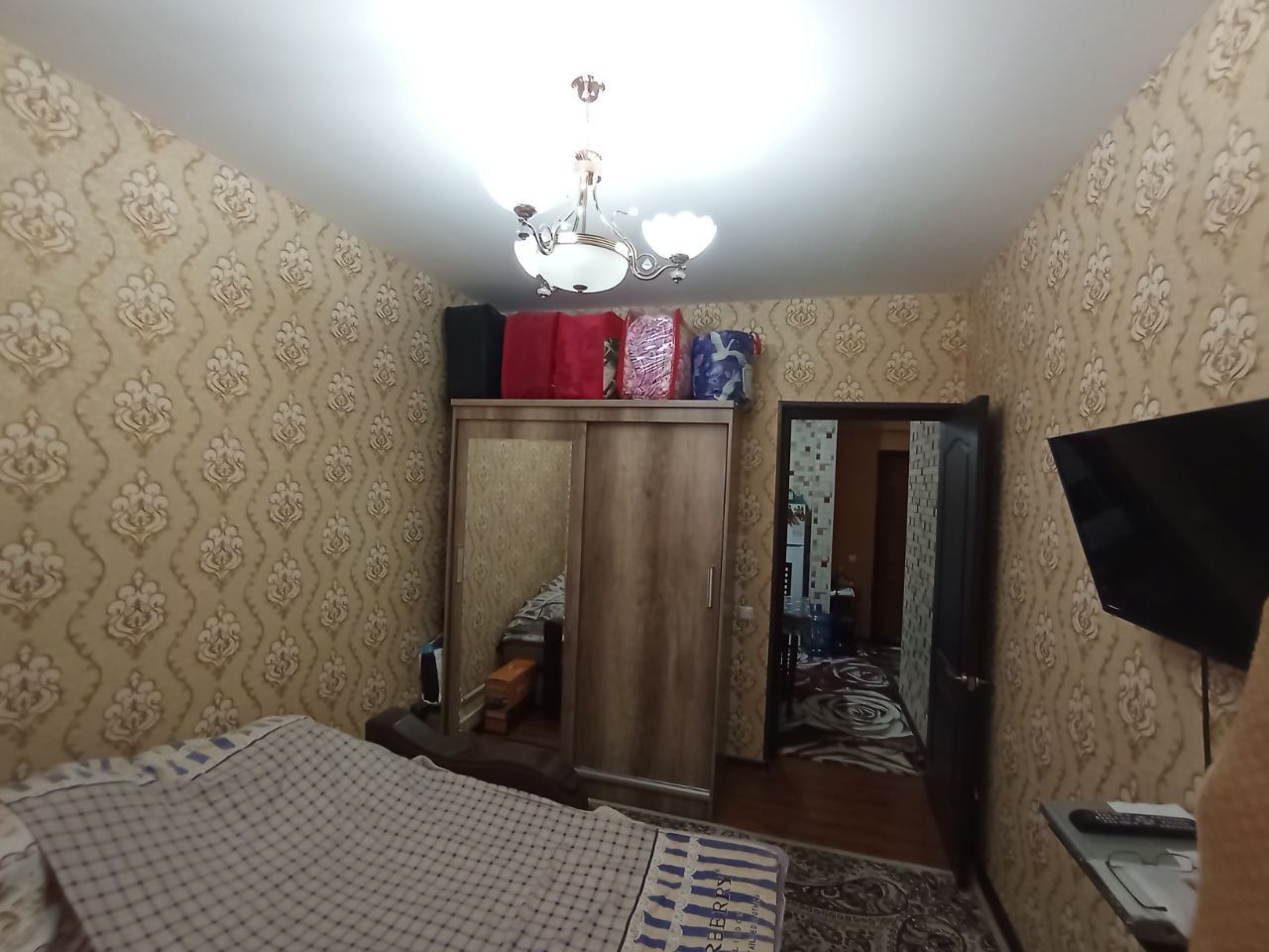 Qorasuv 6 Avayhon mahallada 2/3/3 uy srochna sotiladi ,yevro remont
