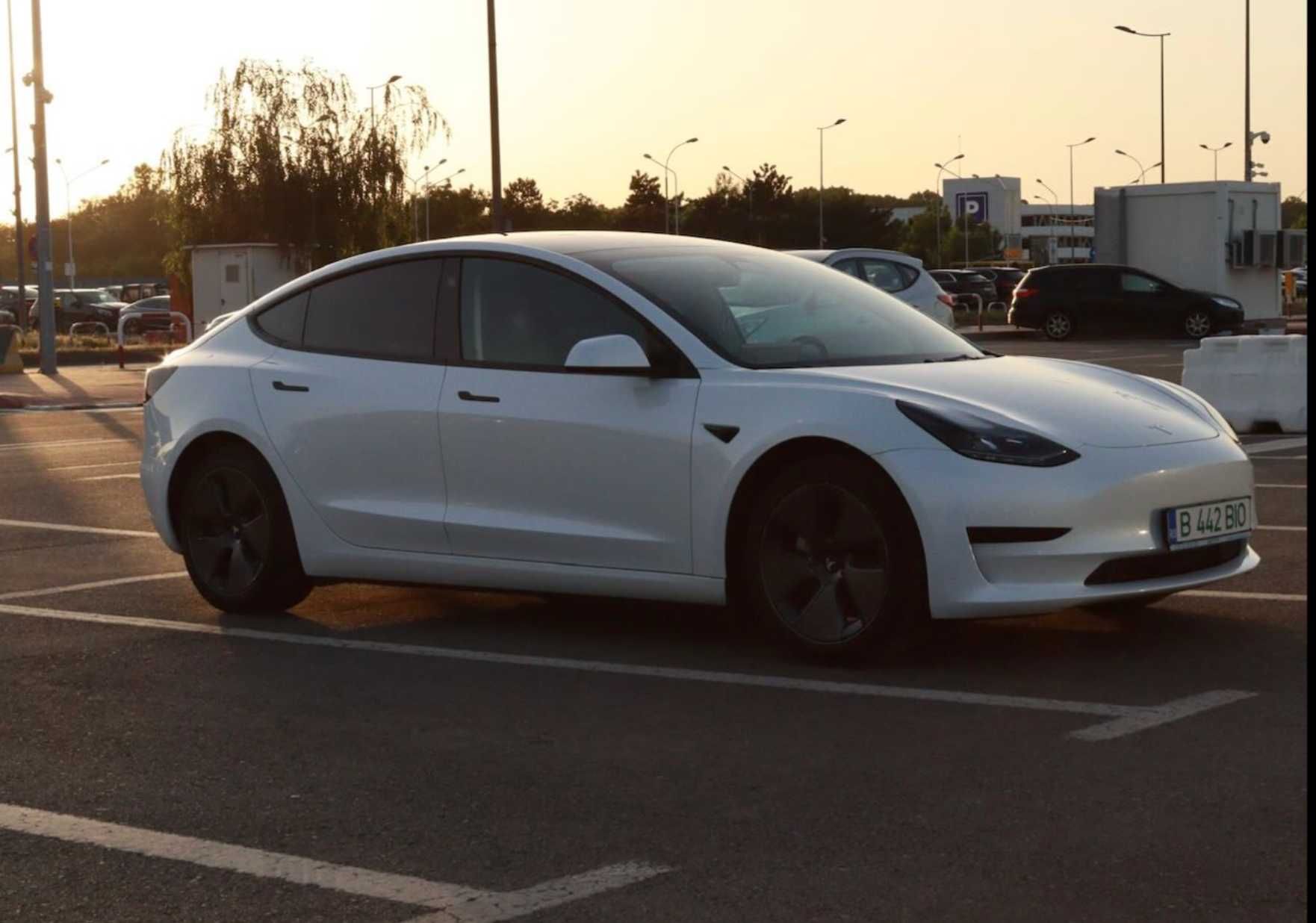 Inchirieri auto Tesla