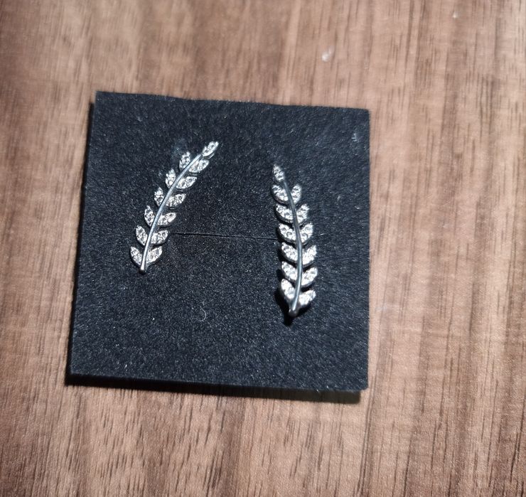 Сребърни обеци тип фиби по дължината на ухото с камъни