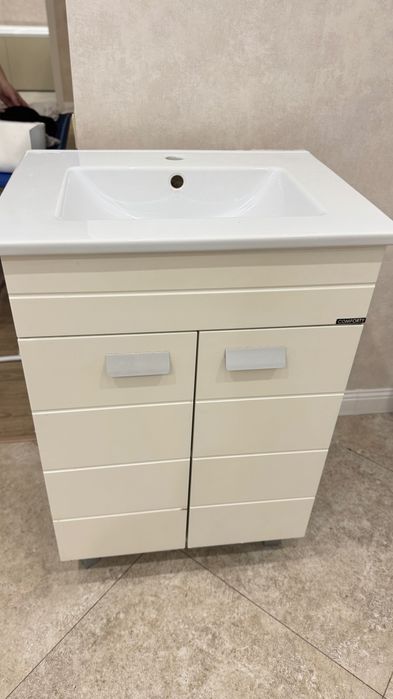 Шкафчик с зеркалом и тумба с раковиной