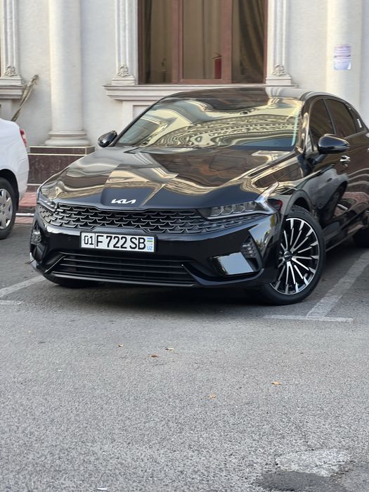 Kia k5 2023 qora rang operski