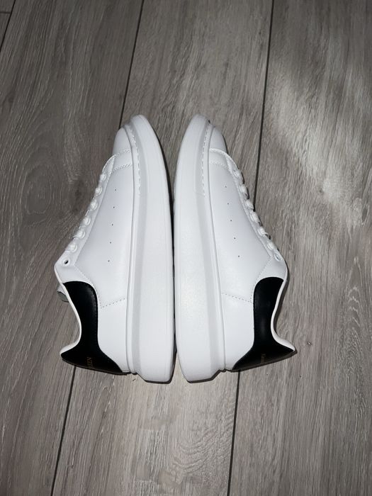 Vand 2 perechi de McQueen