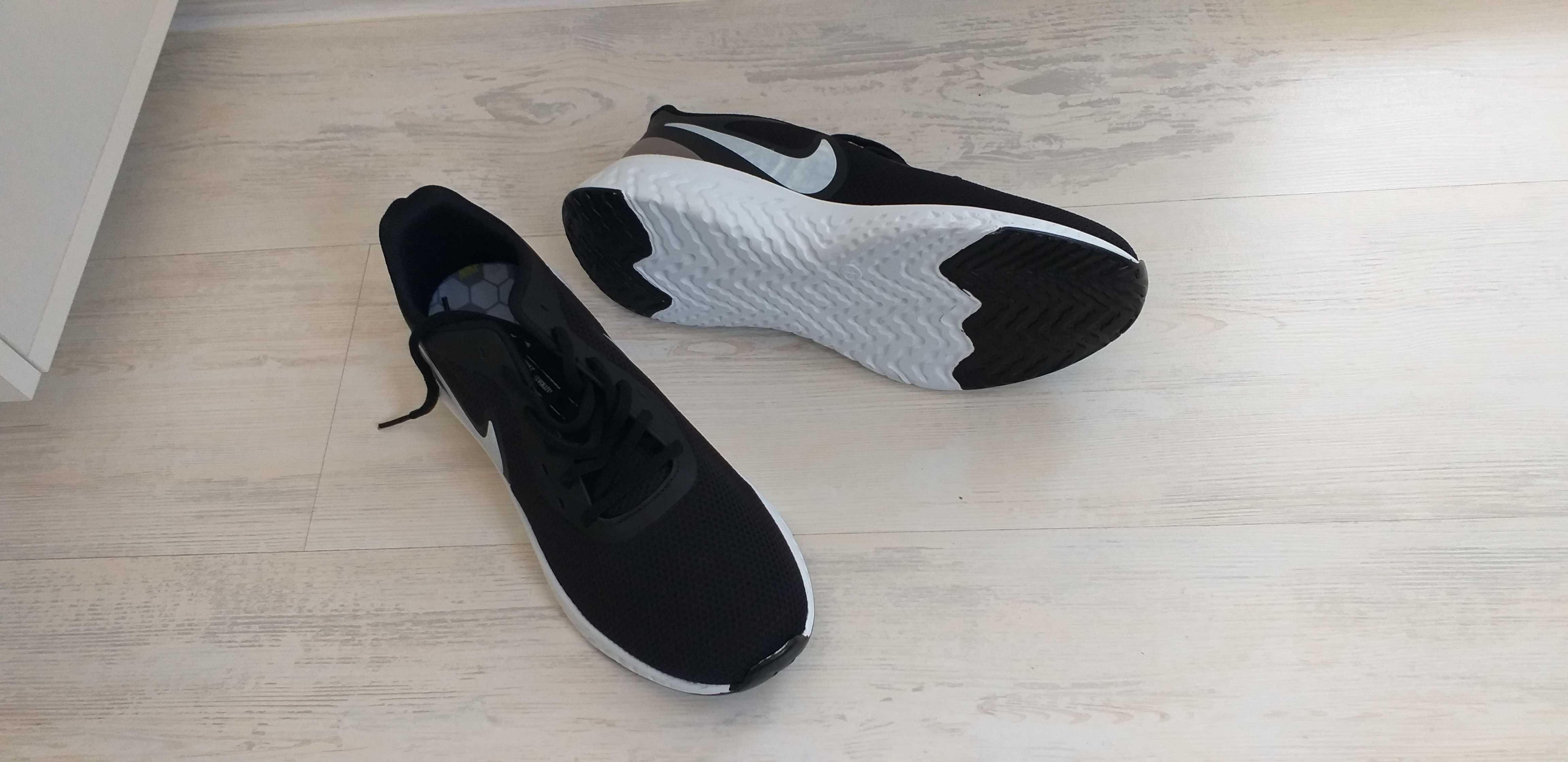 НОВИ Маратонки Nike - 43 номер за широк крак