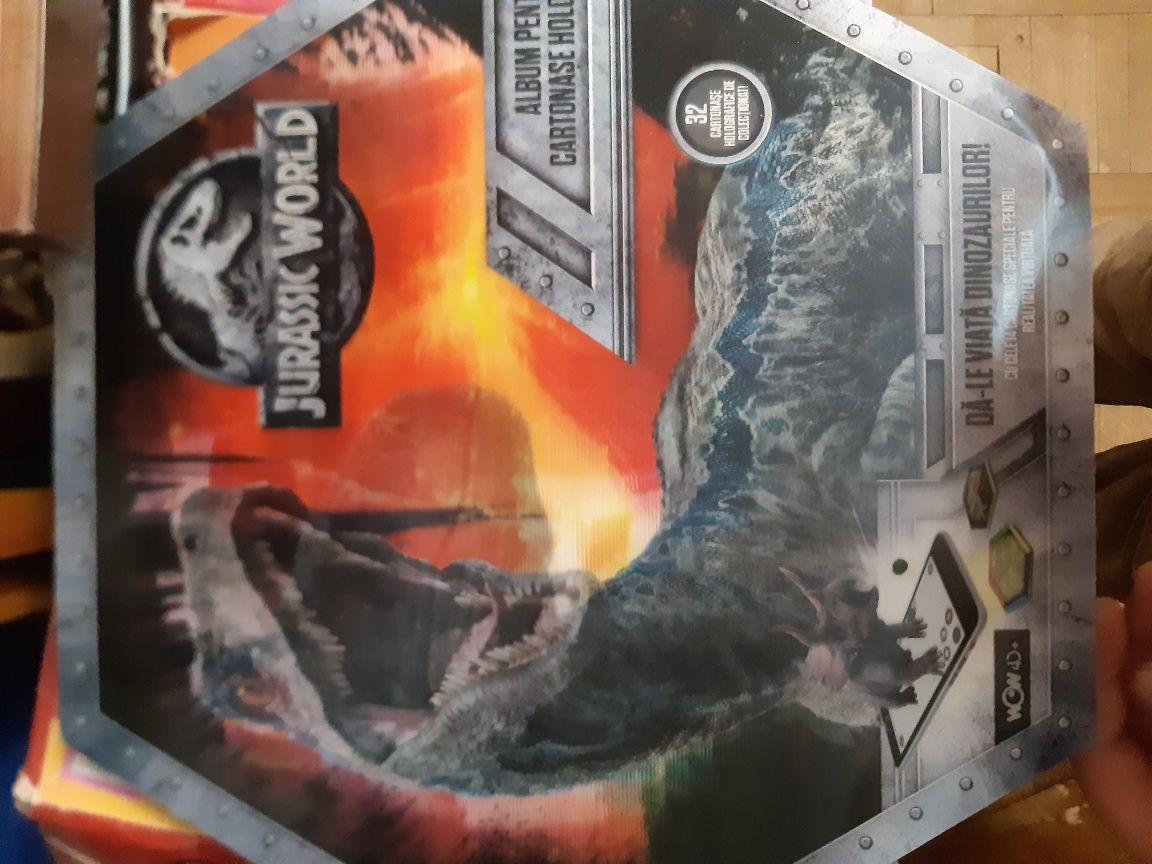 Album complet Jurrasic World toate cartonasele.