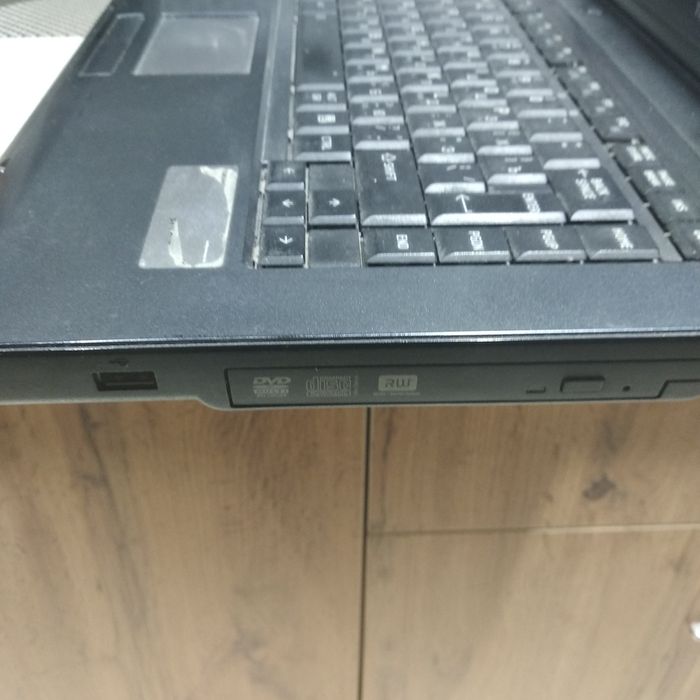 Ноутбук Ташиба, работает только от блока питания, блок питания есть