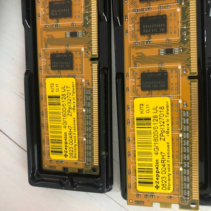 Kit memorie Zeppelin 4G DDR3-1600 CL11 (2×4 GB) stare excelentă