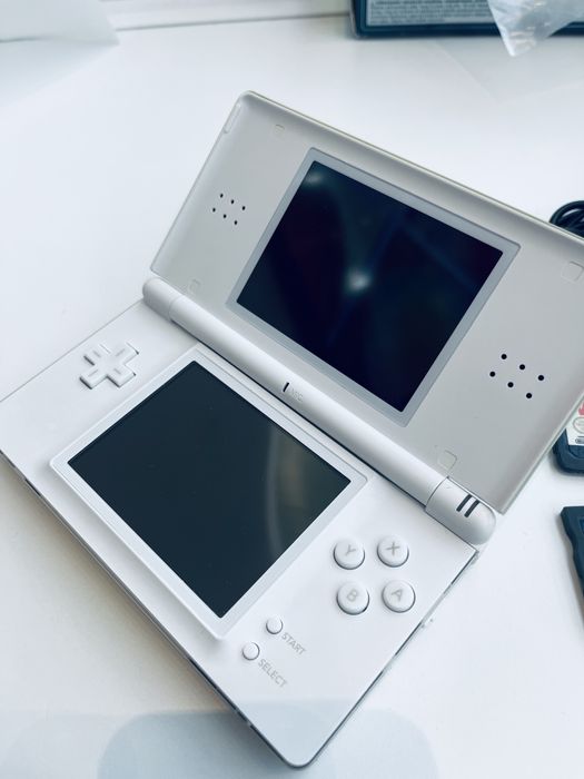 Consola Nintendo DS lite Alb, cu jocuri si accesorii