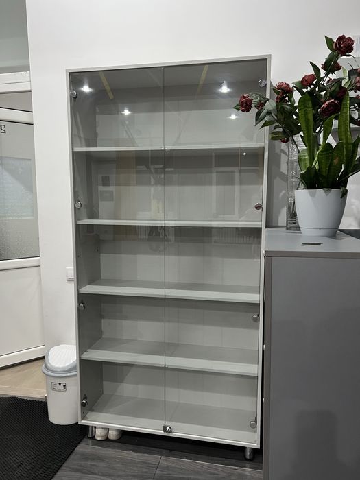 Продам стеллаж , стеклянные дверцы