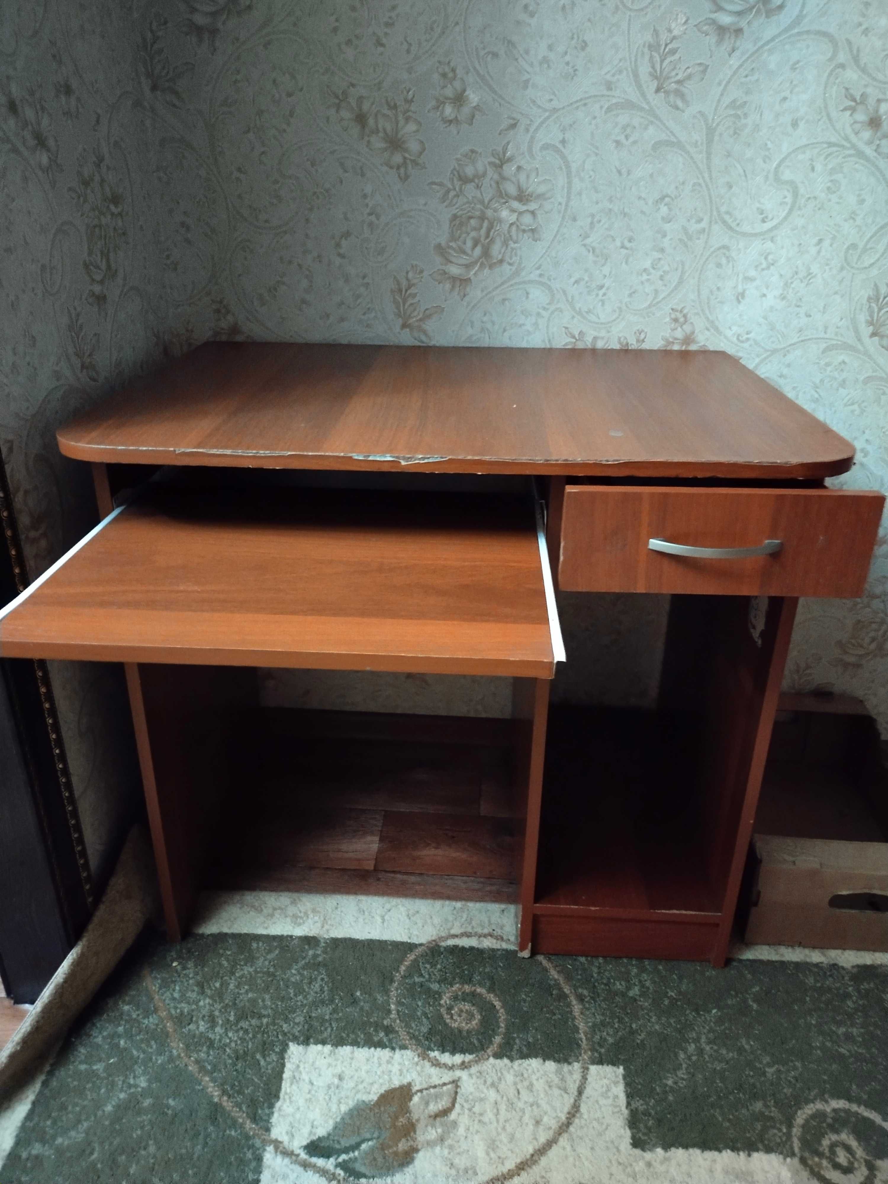 Стол компьютерный.