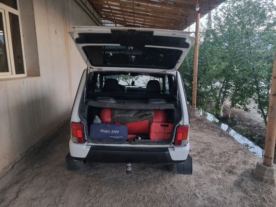 Niva urban 2018 y kraska toza metan 100 l 4 pakalena