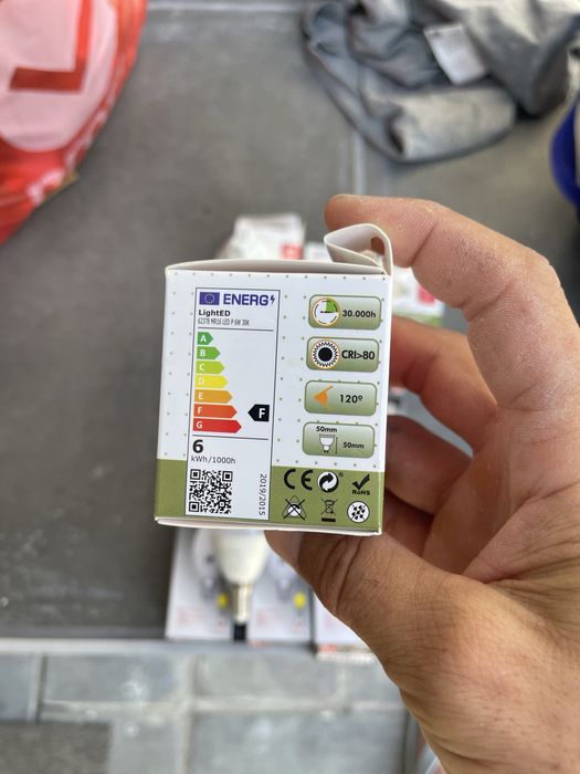 Becuri led diferite modele , candelabru , frigider si spoturi. Noi