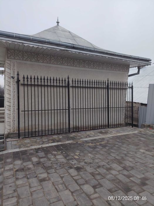 Gard forjat zincat și vopsit