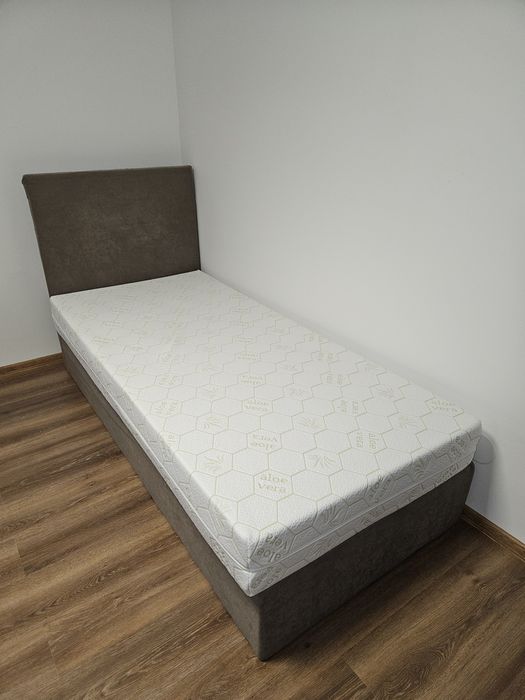 Pat tapițat cu saltea cu spumă de memorie