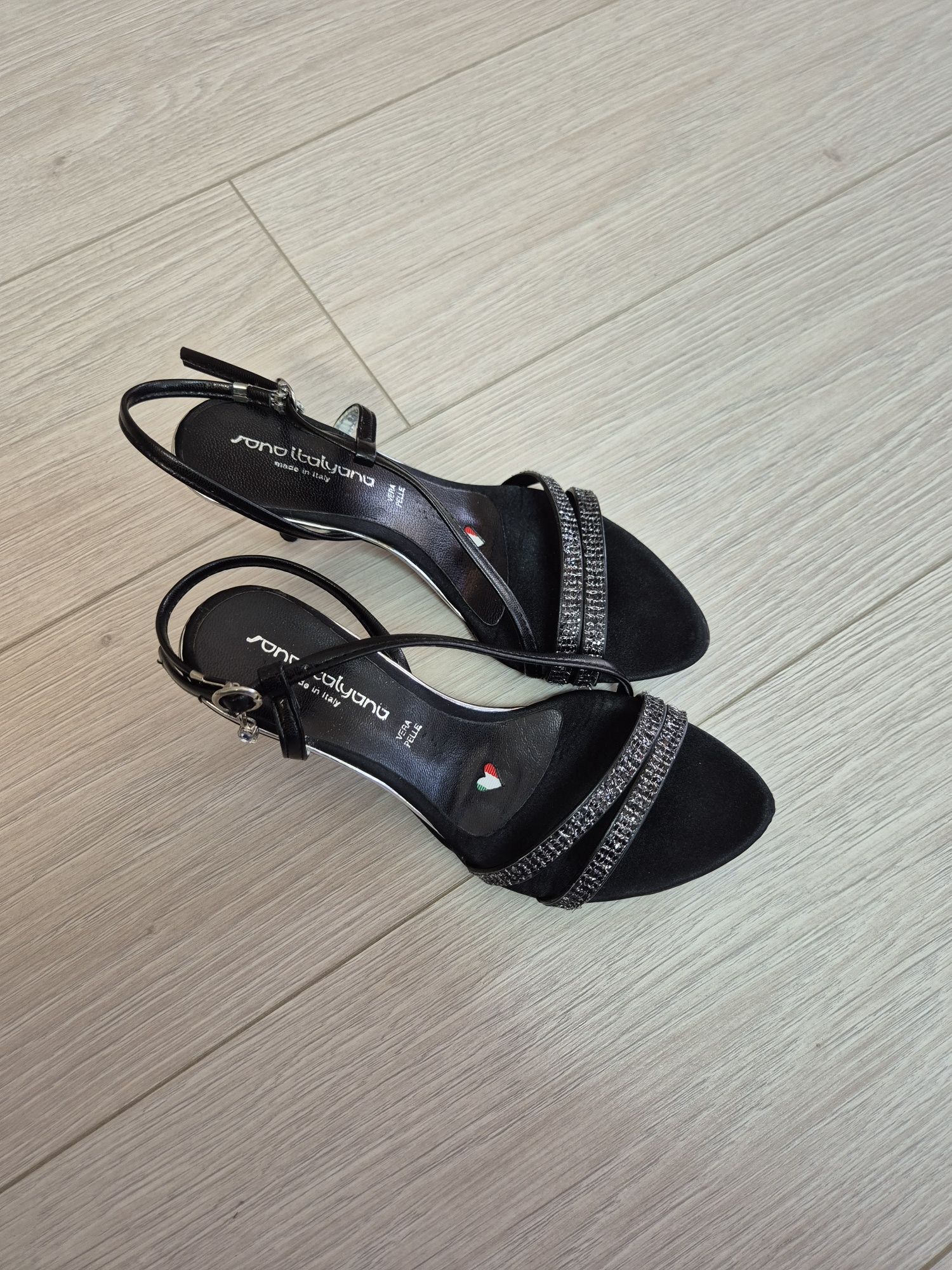 Черни сандали от естествена кожа на тънко токче