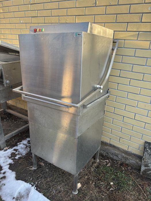 Промышленная посудомоечная машина