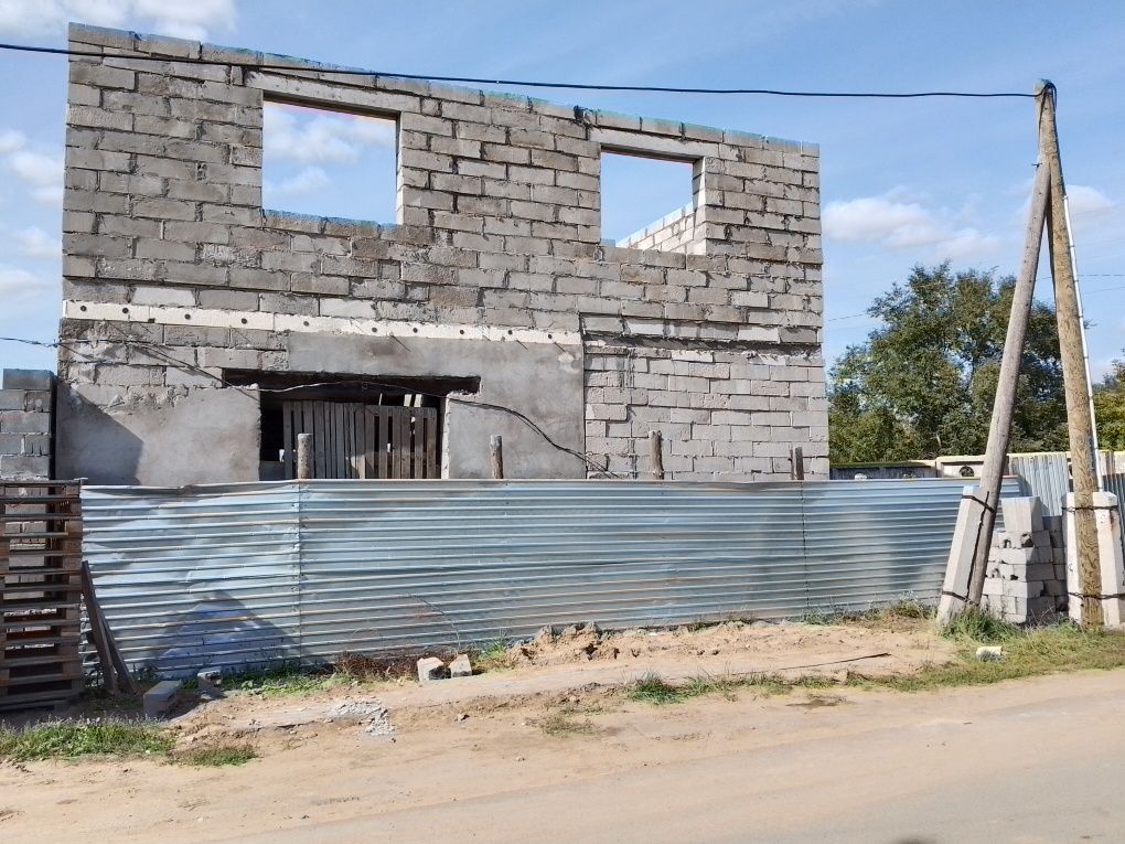 Продам недостроенный дом на два уровня. Первый и второй этаж.