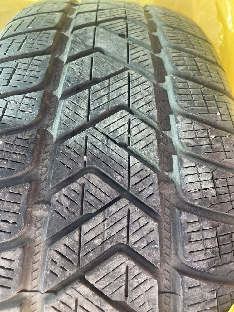 Зимни гуми 235 65 17 Pirelli scorpion
