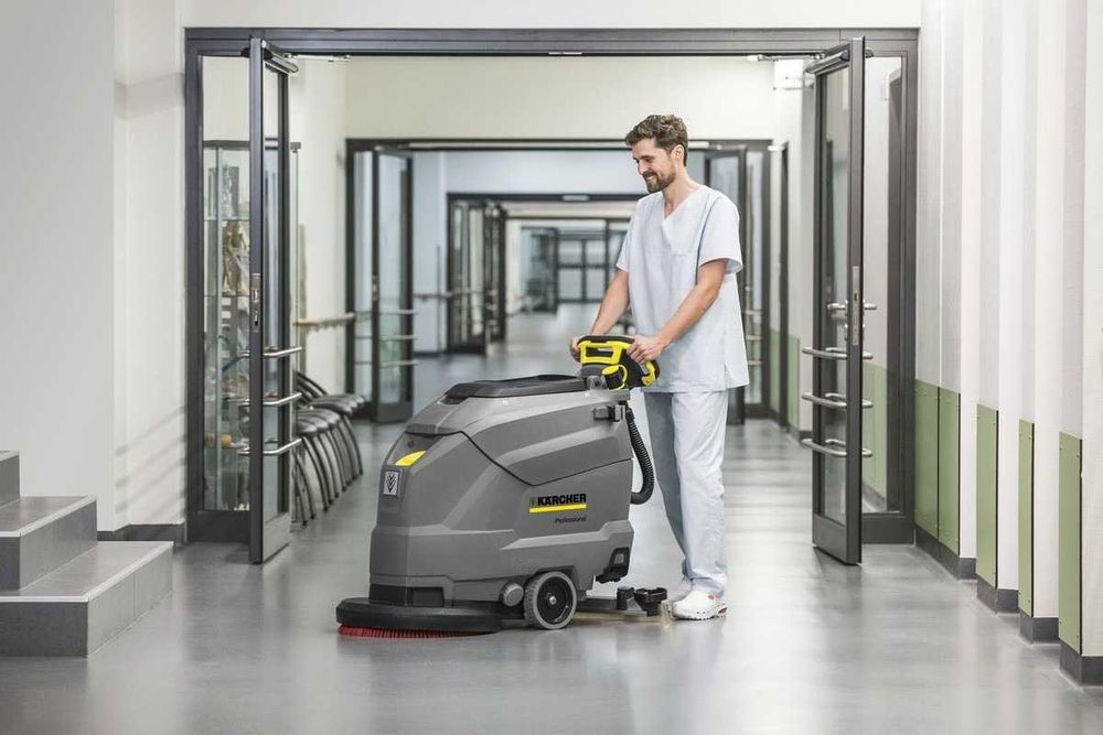 Профессиональная уборка паркинга. Поломоечная KARCHER