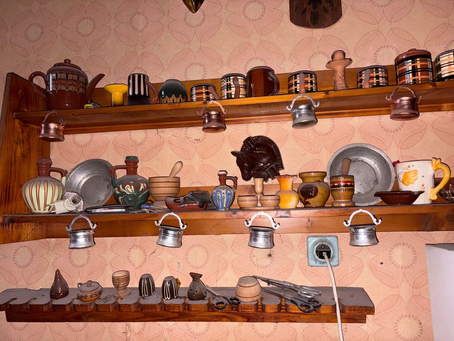 Стара керамика, дървени и метални съдове – автентични битови предмети