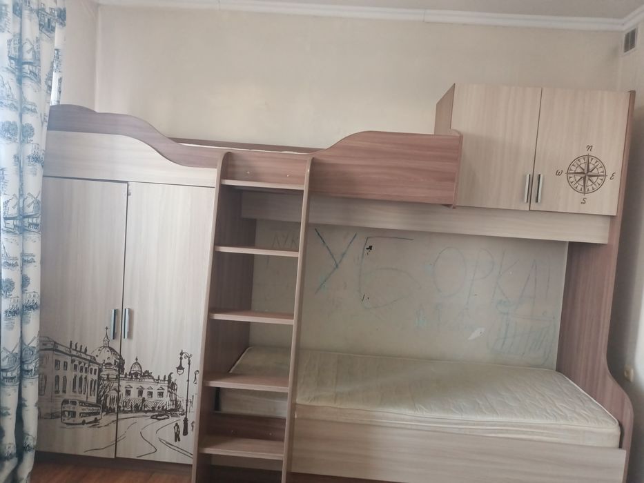 Детская кровать двухярусная со шкафом.