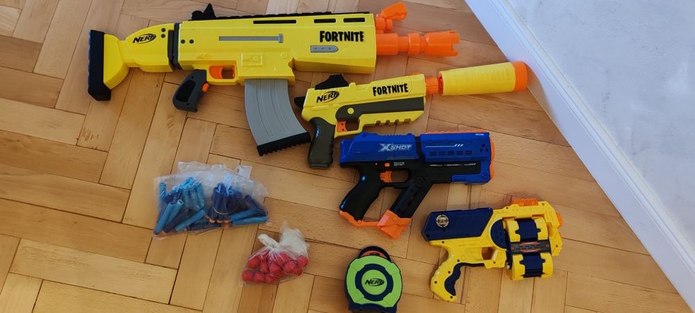 PACHET jucării - pistoale Nerf+cuburi rubice+Monopoly