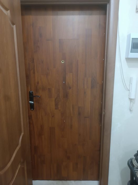 Продам входную железную дверь