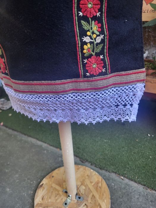 Vând costum popular