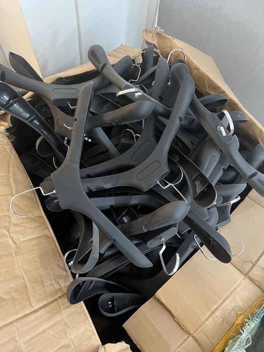 Вешалки новый черный