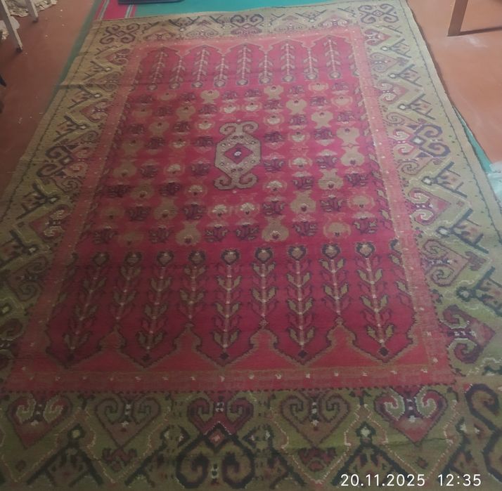 Продам ковры одного размера.