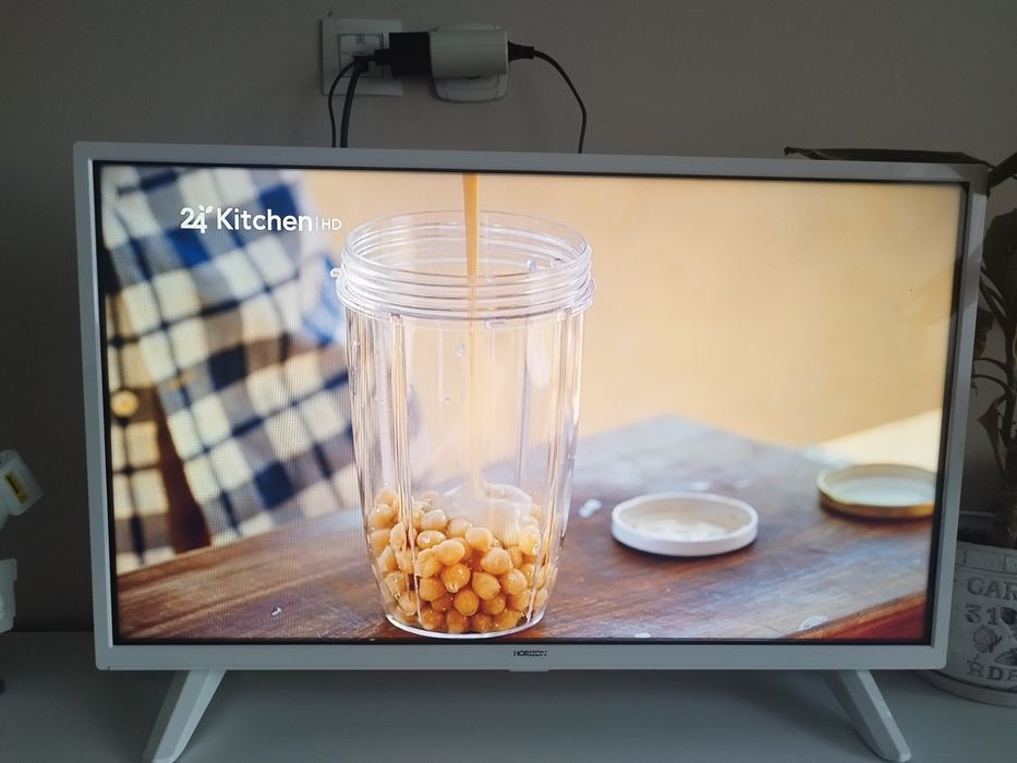 Телевизор 32 инча бял