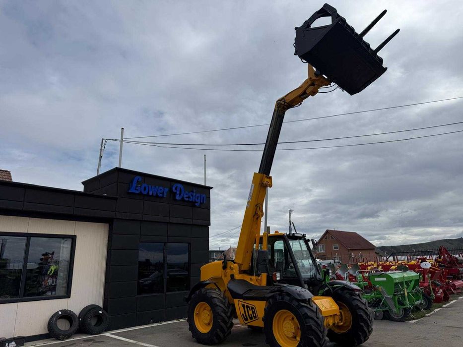 Incarcator telescopic marca JCB