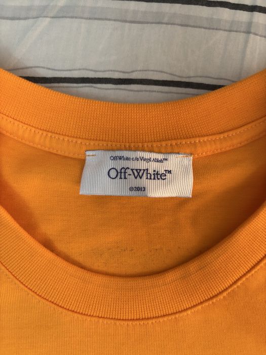 Тениска off-white размер S перфектна за официални събития