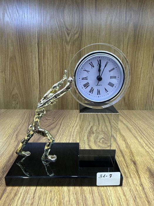 Сувенирные настольные часы из змеевика "Атлант"