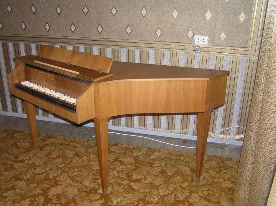 Пианино Спинет (малый клавесин) в хорошем состоянии