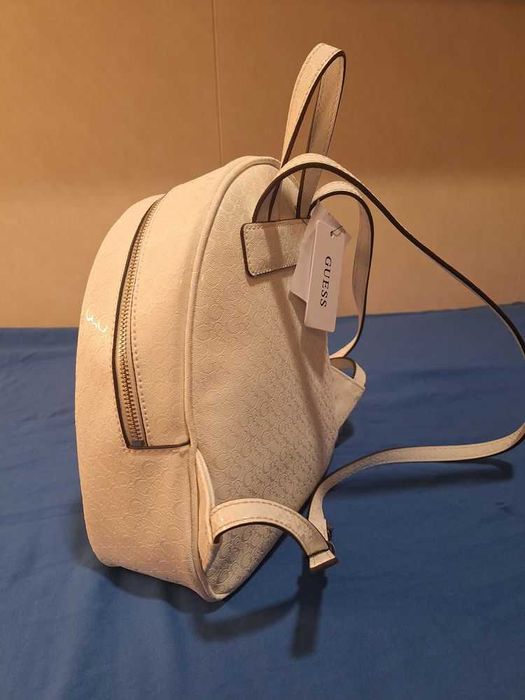 Дамска раница GUESS,чисто нова.