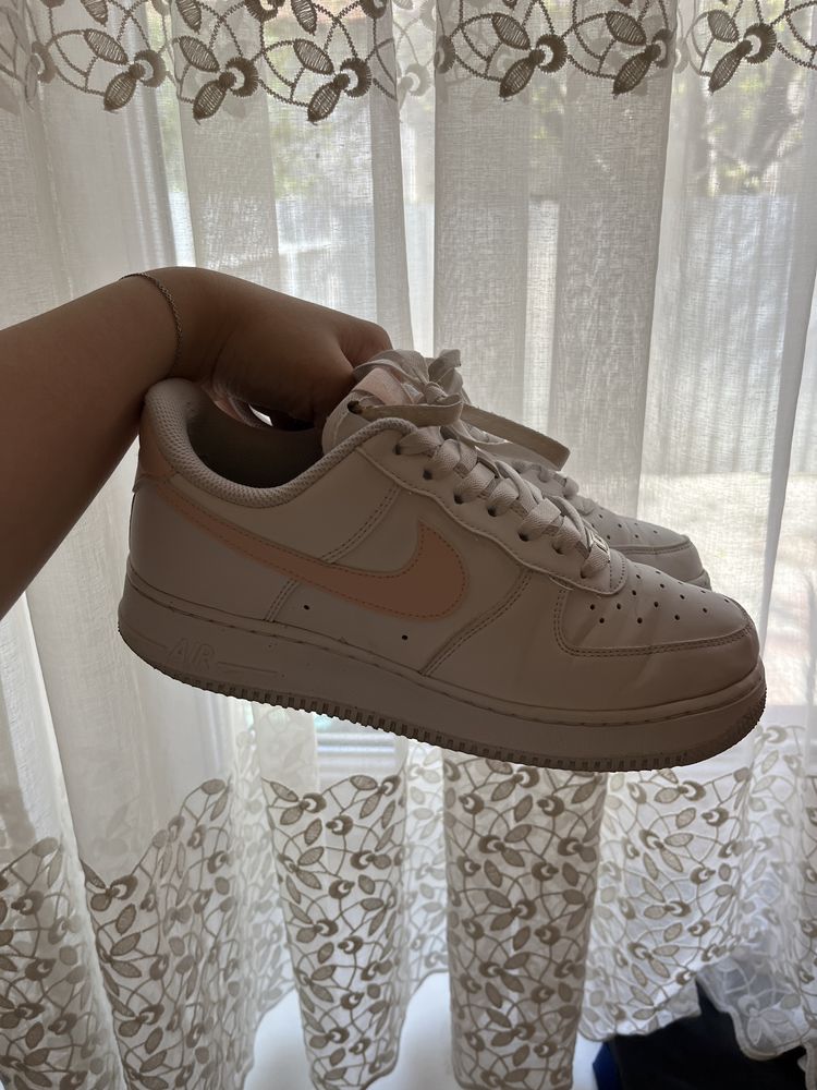 Air force 1  cu semn roz.