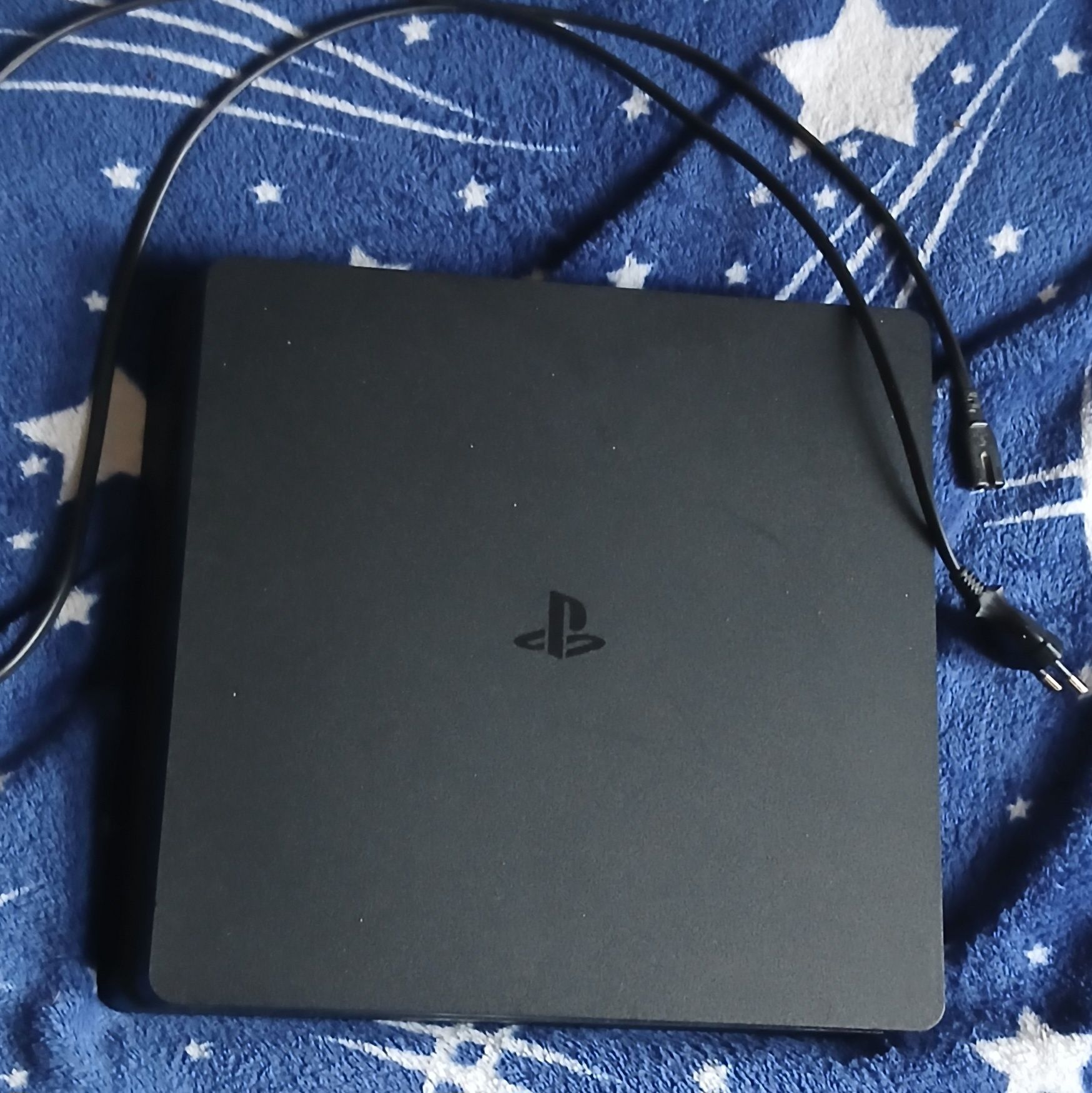 Vând PS4 două manete