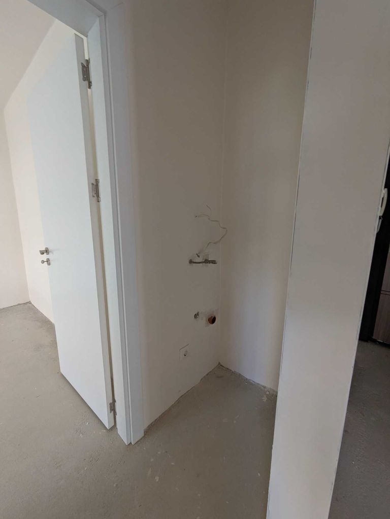 Продава се Тристаен апартамент в Бургас, Възраждане - 93 кв.м за 2366 €/кв.м - Снимка #5