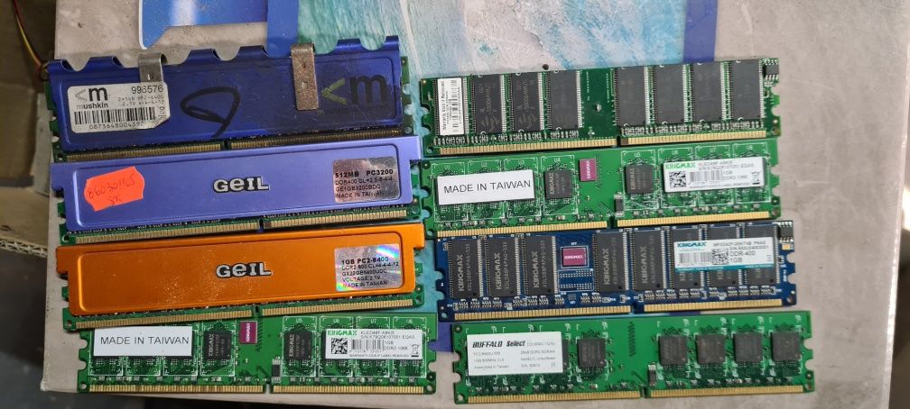 Vand 8 memorii Ram cate 1gb Kingmax / Geil