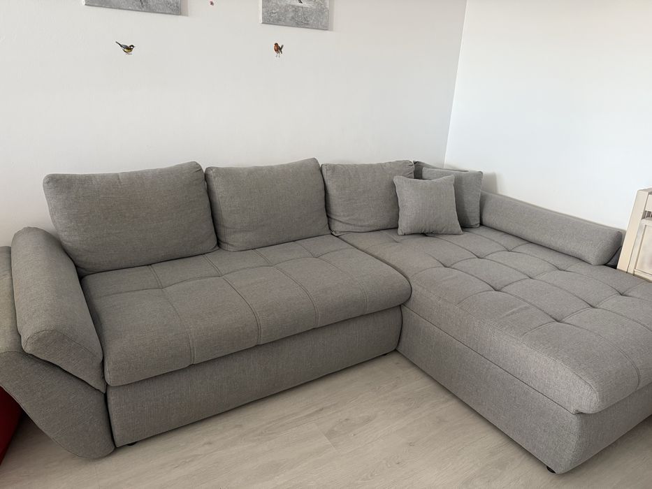 Canapea extensibila gri din material in stare foarte buna
